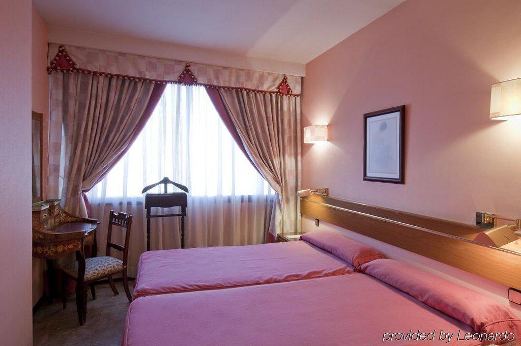 Foxa 25 Hotel Madrid Phòng bức ảnh
